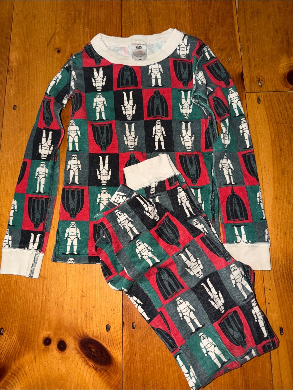 Hannah Andersson Star Wars, red and green Long Sleeve Pajama Set Kids size 6/7